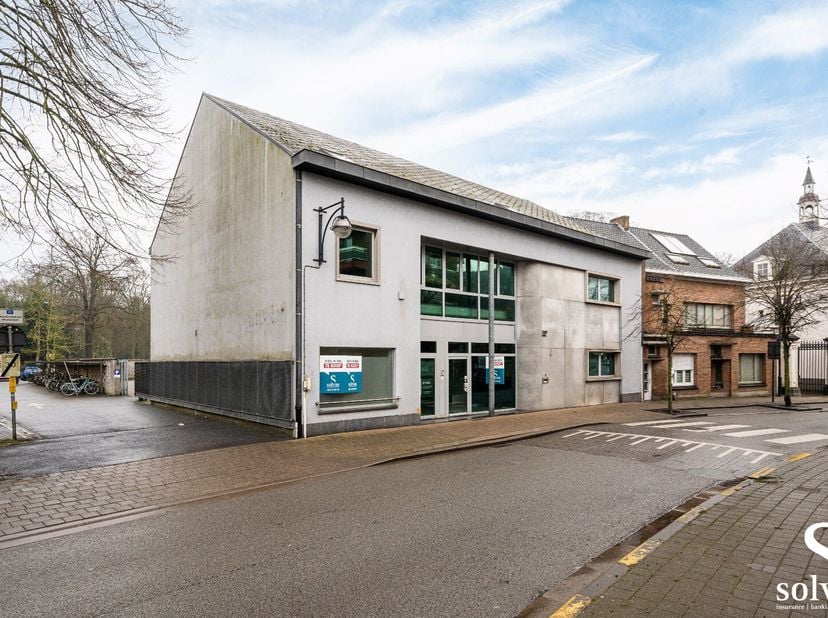 Het pand bevindt zich op een uitstekende locatie in het centrum van Maldegem. Het handelsgedeelte biedt tal van mogelijk en is momenteel ingericht als