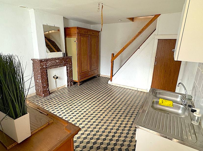 Placée à la toute fin de l’impasse du Molinay, cette petite maison à retaper est pile poil ce qu’il faut pour un jeune professionnel du bâtiment ou un