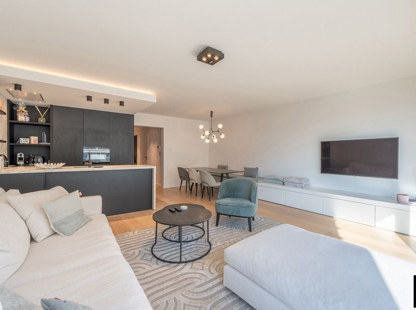 Luxe 3-slaapkamer appartement met zijdelings zeezicht.&lt;br /&gt;
Recent vernieuwd 3-slaapkamer appartement met zijdelings zeezicht vanuit de ruime woonkam