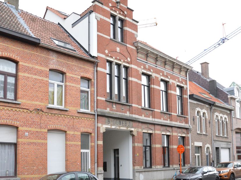 Vlakbij het centrum van Sint-Niklaas bevinden zich de gebouwen waar in 1753 de brouwerij “Den Dubbelen Arend” werd opgericht. Recent werd het hoofdgeb