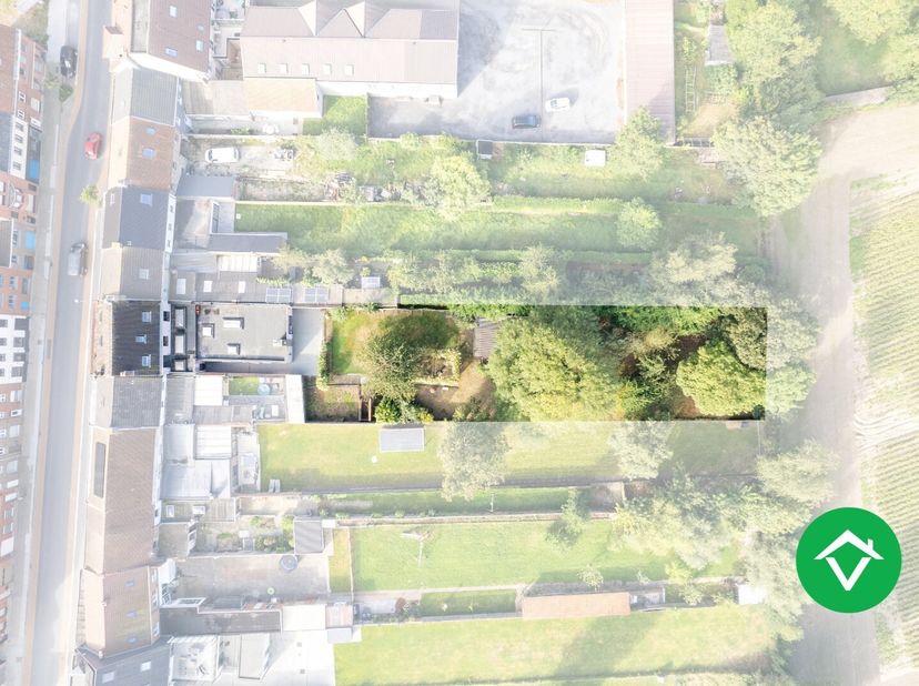 Ontdek deze veelzijdige eigendom met een ruim perceel van 1321m², gelegen langs de Stationsstraat in Eernegem. Deze woning biedt niet alleen een comfo