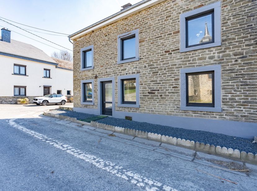 ERA B-LUX biedt dit huis met 3 verdiepingen aan in Longvilly, op slechts 10 minuten van Bastenaken en de Luxemburgse grens.De begane grond bestaat uit
