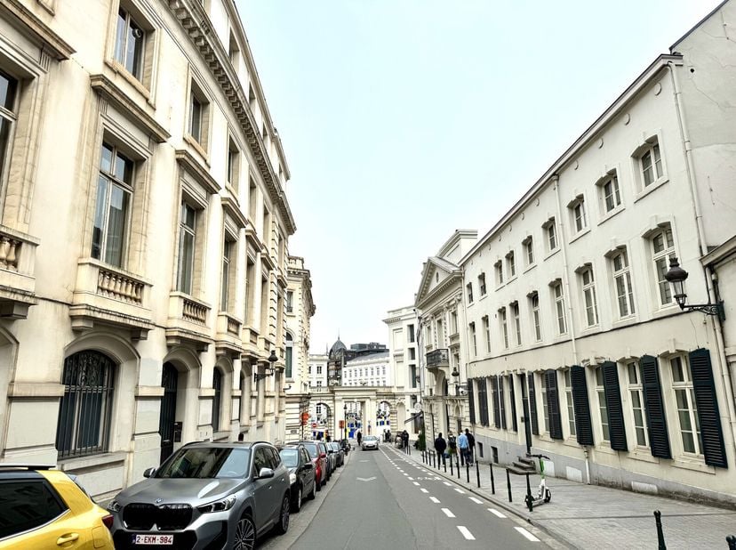 A découvrire chez VICTOIRE-JUNOT: www.victoire.be; tél: 02/375 10 10Bruxelles - A deux pas du Sablon - dans un bâtiment de 1830 - magnifique rez de ch