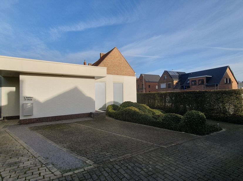Dit kantoor is gelegen vlakbij de op- en afrit van de E40 Gistel en is dus zeer vlot bereikbaar met de wagen alsook met het openbaar vervoer. &lt;br /&gt;
V