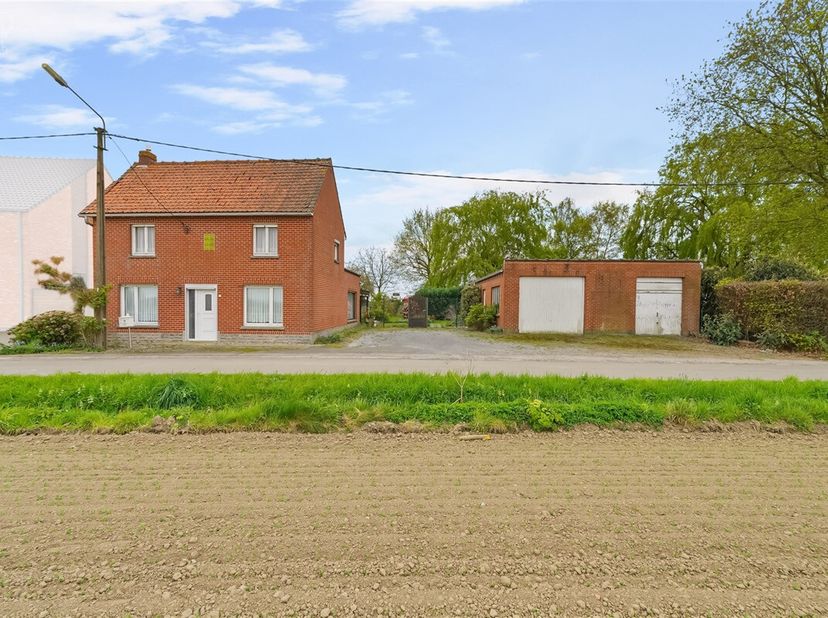 Te renoveren vrijstaand huis gelegen op het platteland met grote onafhankelijke werkplaats ong. 105 m².&lt;br /&gt;
Het bestaat uit een hal die leidt naar e