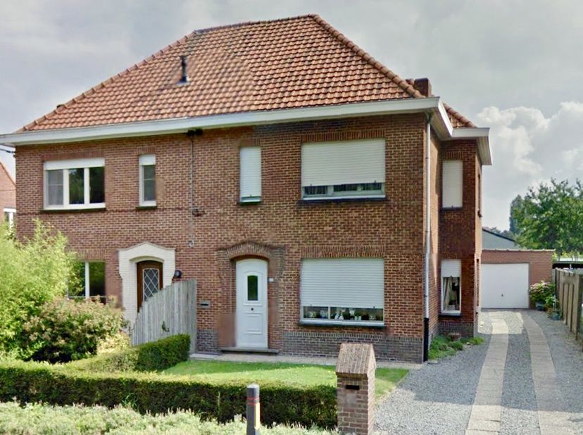 Prachtige instapklare woning in Lievegem! Gelegen in een rustige buurt nabij de dorpskern, biedt deze woning alle faciliteiten, diensten en winkels bi