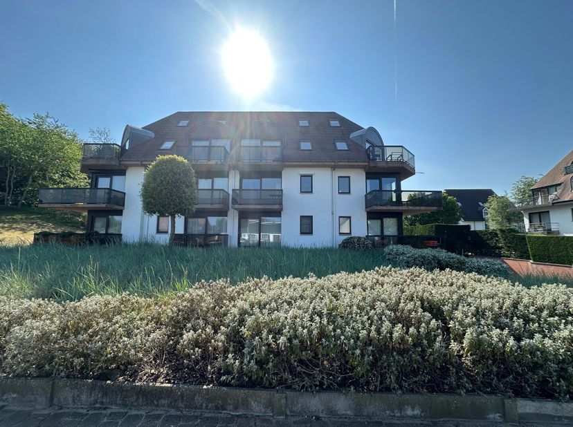 À la recherche d&#039;un grand appartement en bord de mer avec de l&#039;espace pour toute la famille ? Cet appartement en duplex spacieux avec quatre chambres