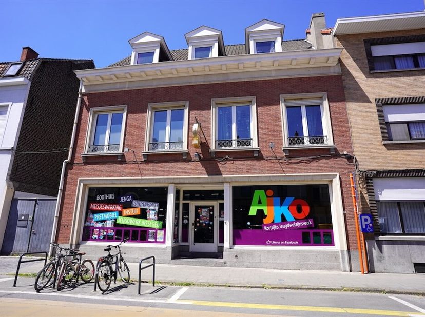 Zeer grote eigendom gelegen in het centrum - nabij de Veemarkt. Méér dan 500 m2 grond oppervlakte !&lt;br /&gt;
Uitstekende opportuniteiten voor handel of p