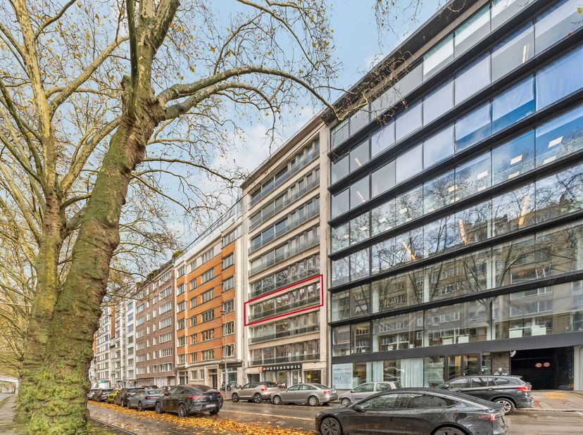 Appartement de 3 chambres rénové prêt à emménager avec terrasse et garage, situé au centre près du parc de l&#039;Harmonie. Avec une surface habitable d&#039;en