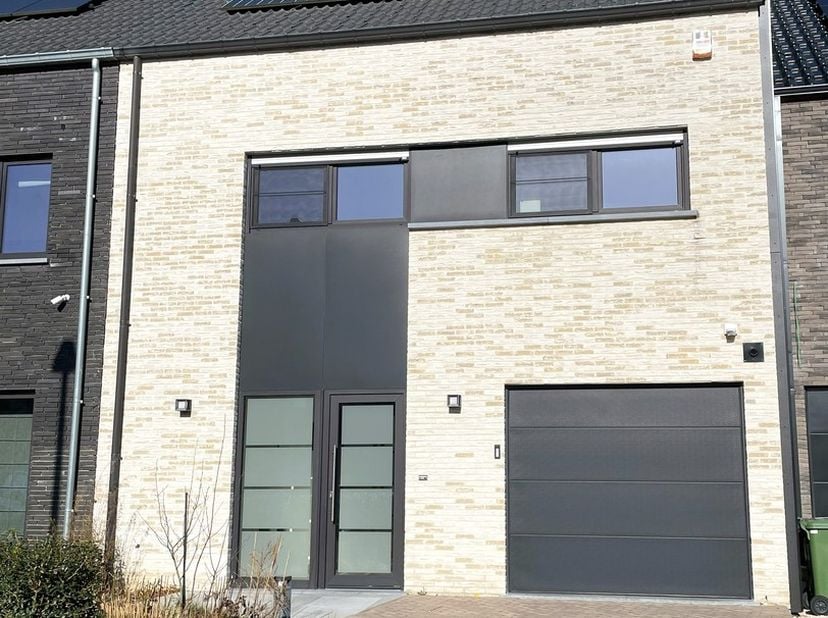 Ontdek deze recente en instapklare woning, gelegen in de rustige en kindvriendelijke verkaveling Het Blok in het groene Bertem. Deze moderne woning, g