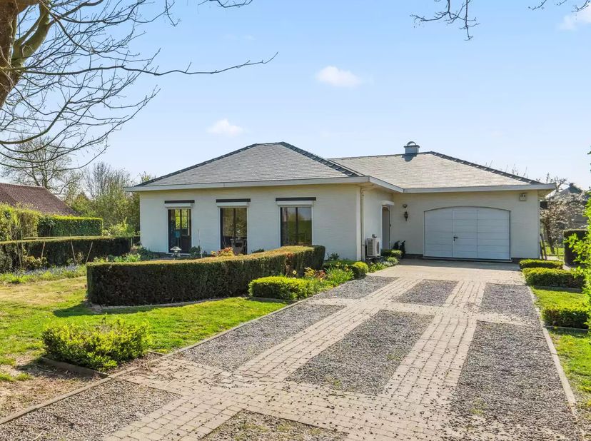 Deze charmante bungalowwoning biedt een bewoonbare oppervlakte van 168m² (waarde volgens EPC) en is gelegen op een uitgestrekt perceel van 14a 49ca. V