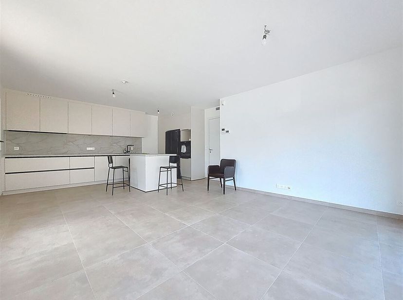 W Immobilière vous propose à Arlon, à deux pas du centre et de la gare, un splendide appartement neuf  contemporain de 90 m². Ce bien se compose comme