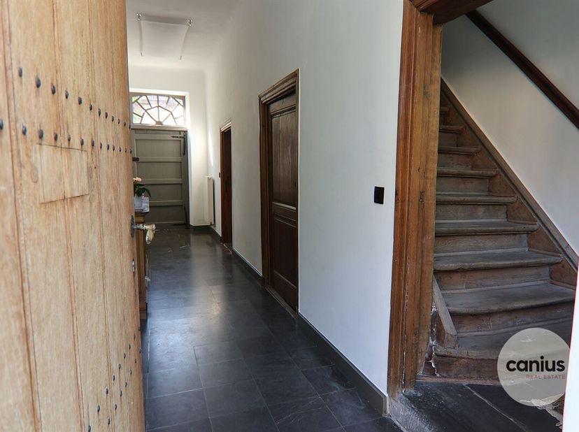 STATIGE WONING MET 4 SLKS + TUIN OP HET BEGIJNHOF&lt;br /&gt;
Aan de stadsrand van Sint-Truiden, treffen wij op het Begijnhof deze statige woning aan. De gr