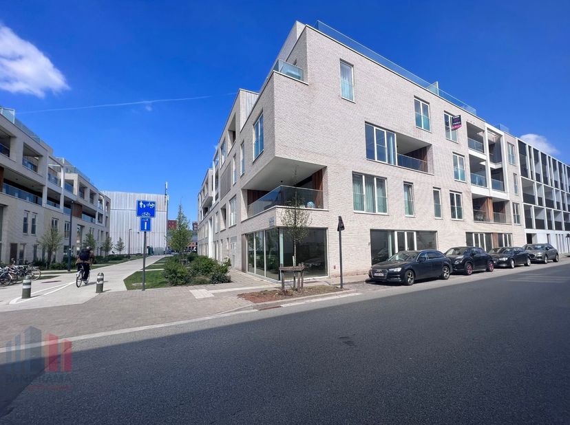 Fenomenaal gelegen nieuwbouw kantoorruimte of handelspand met een oppervlakte van 120 m² te koop aan het Handelsdok, in de onmiddellijke nabijheid van