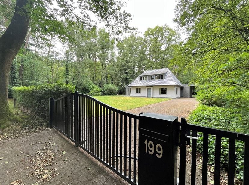 Vrijstaande woning met 2 slaapkamers in bosrijke omgeving&lt;br /&gt;
Ligging: &lt;br /&gt;
Centraal en gunstig gelegen met openbaar vervoer, winkels, invalswegen