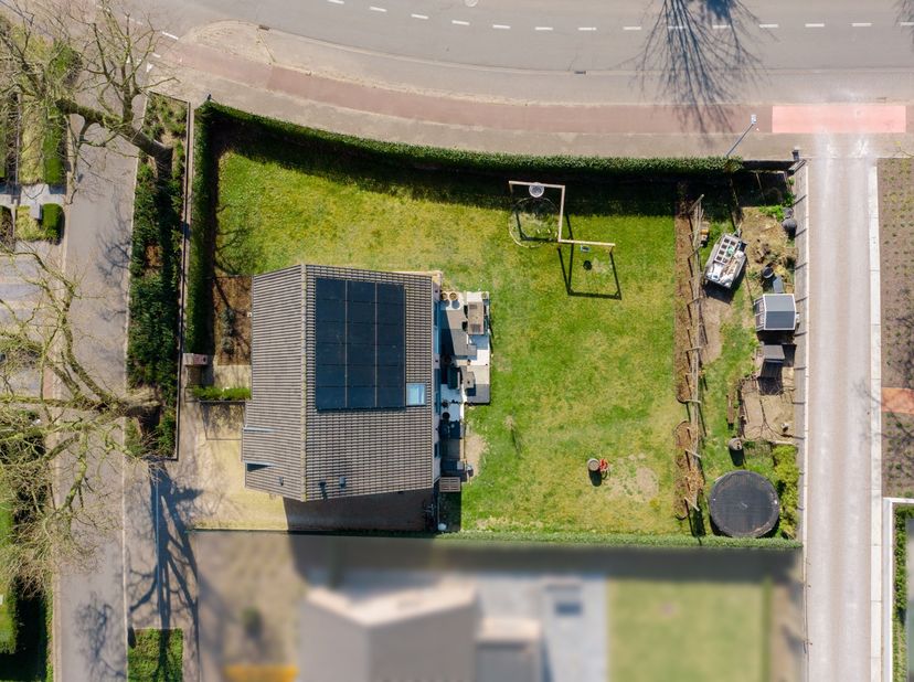 Op een rustige en centrale ligging, op wandelafstand van de Leie en het centrum van Zulte, bevindt zich deze charmante, alleenstaande pastorijwoning m