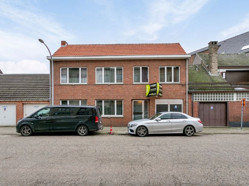 Deze woning is rustig gelegen aan de rand van het centrum, op wandelafstand van de winkelstraten en het station.  Vlotte verbinding naar de Zuiderring
