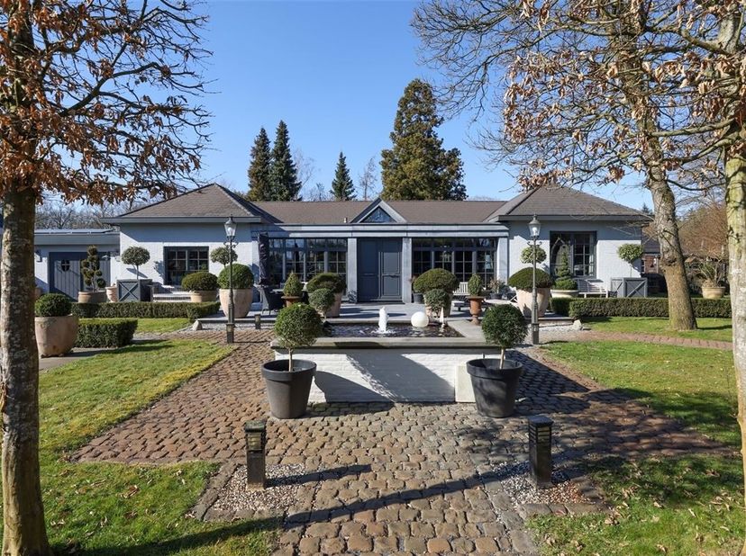 Karaktervolle villa met verwarmd zwembad op een prachtig privé domein van 31a 96ca in Bokrijk&lt;br /&gt;
Omgeving:&lt;br /&gt;
+ Rustig gelegen in een residentië