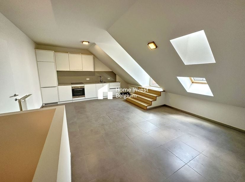 Duplex 1 chambre de +/- 70,30 m²  avec superbe vue sur le Beffroi, situé au 3ème étage d’un immeuble entièrement rénové et qui offre à ses résidents t