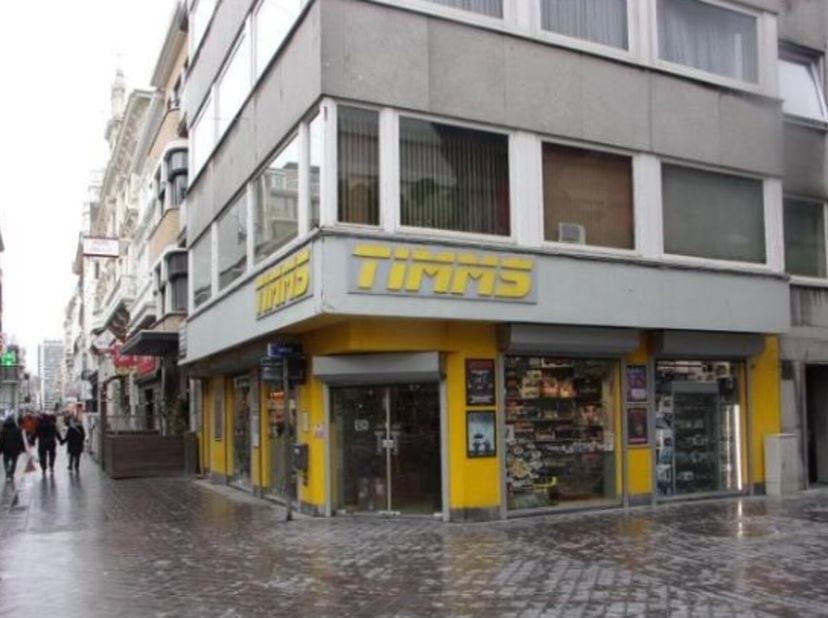 Ce local horeca est situé à la Vlaanderenstraat 48, à langle de la Langestraat. La Vlaanderenstraat est le véritable hotspot pour les concepts horeca