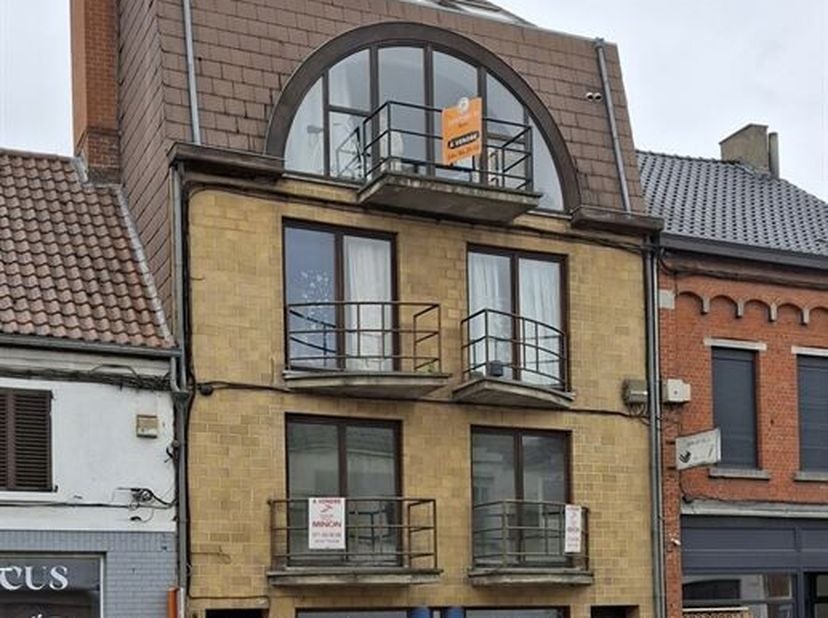 Appartement lumineux  proche de toutes commodités composé d&#039;une cuisine ouverte équipée (four, vitro, lave-vaisselle) sur salon et salle-à-manger avec