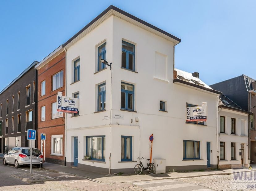 Op een absolute toplocatie, vlak bij de Grote Markt van Lier, bevindt zich dit ruim en karaktervol hoekpand in de Huibrechtstraat 2. Dankzij de centra