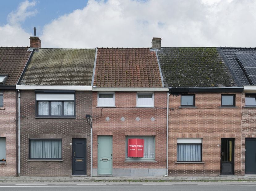 Te renoveren woning op de grens van Wetteren en Laarne!&lt;br /&gt;
EPC-score: F&lt;br /&gt;
Mobi-score: 8,1/10&lt;br /&gt;
Deze gesloten bebouwing met garage biedt een