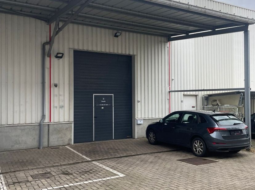 Opslagruimte te koop van 252m², deze unit ligt vlakbij de op- en afrit van de E19 en heeft een uitstekende verbinding naar zowel Brussel als Antwerpen
