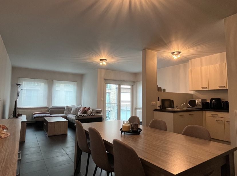 Nabij het centrum van Zulte vinden we dit instapklare appartement op de eerste verdieping. Vlotte verbinding naar E17 en belangrijke invalswegen.&lt;br /