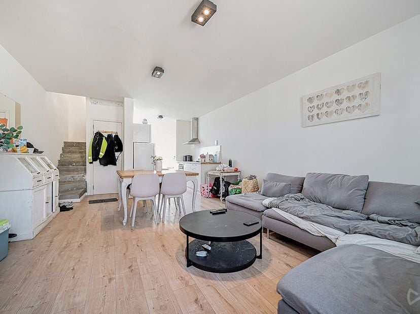 We Invest Mons vous présente ce duplex situé dans un bâtiment de rapport comme il en existe peu sur Mons situé en plein centre ville et proches de tou