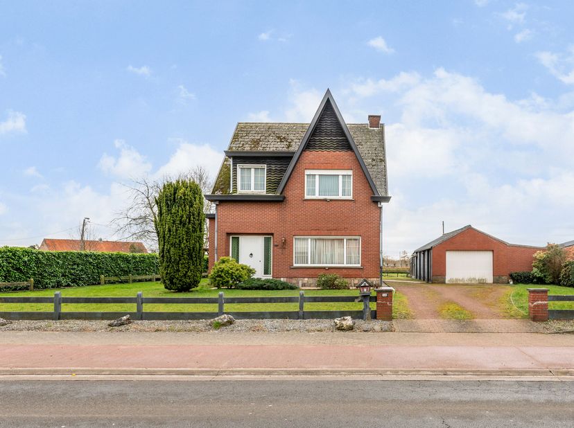 Deze mooie, karaktervolle woning is gelegen in een rustige straat in de groene rand rond Lier op een perceel van 718 vierkante meter. Het perceel is t