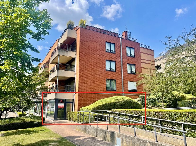 Dit handelspand op het gelijkvloers van de residentie Green Avenue (bouwjaar 2002) biedt een uitstekende commerciële opportuniteit op een centrale loc