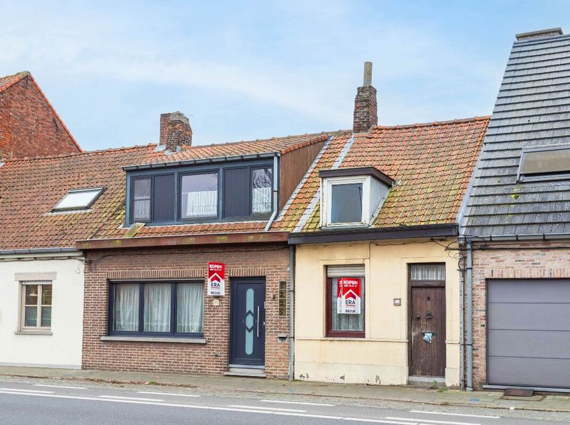 Wevelgem: 2 te renoveren woningen in Wevelgem op locatie met veel invalswegen.Deze twee woningen worden samen verkocht en bieden talloze mogelijkheden
