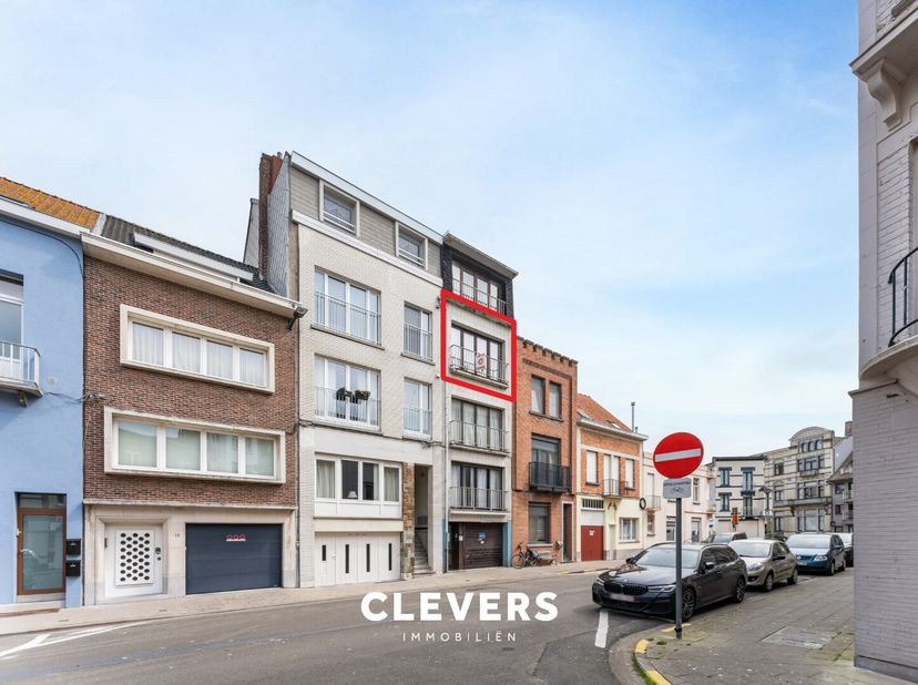 Deze leuke eigentijdse studio is gelegen op de derde verdieping (geen lift) vlakbij de Grote Markt van Blankenberge.&lt;br /&gt;
Omvat : inkom, badkamer, le
