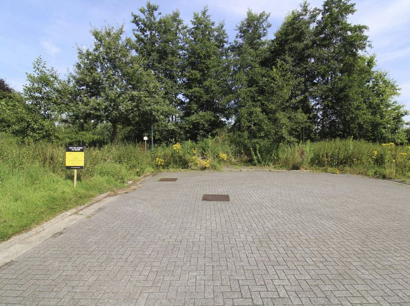 RESIDENTIËLE BOUWGROND &lt;br /&gt;
 &lt;br /&gt;
Deze bouwgrond  en bijhorende gronden  zijn gelegen nabij centrum Maldegem in de Reesinghelaan in een rustige en
