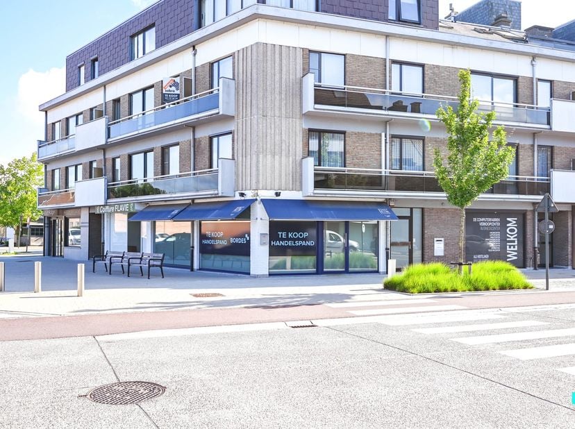 Op zoek naar een ideale locatie voor uw onderneming? Dit commercieel handelspand in het bruisende centrum van Oostrozebeke biedt alles wat u nodig hee