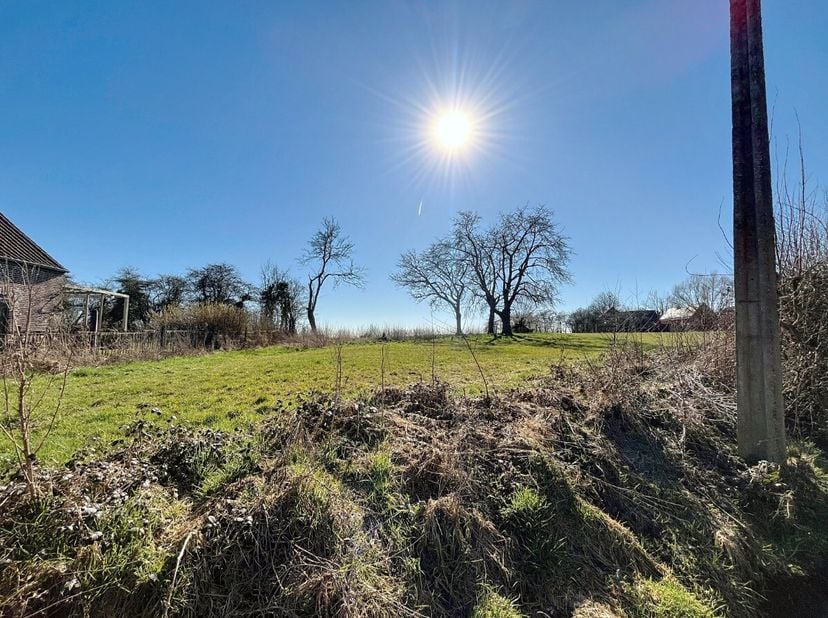 Magnifique terrain constructible situé en milieu rural, tout en étant à 5 minutes de l&#039;A8/E429. Très belle vue sur la campagne. Terrain plat - Excelle