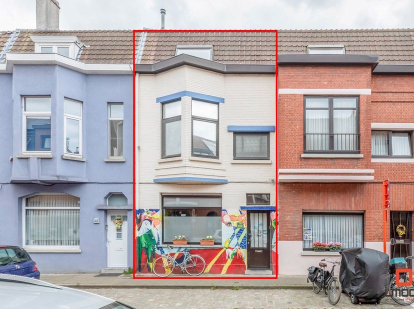 Een mooie buitenkans in een zalig rustige straat op een gegeerde ligging! Ditmaal mogen we jullie deze ruime eengezinswoning met 4 slaapkamers voorste