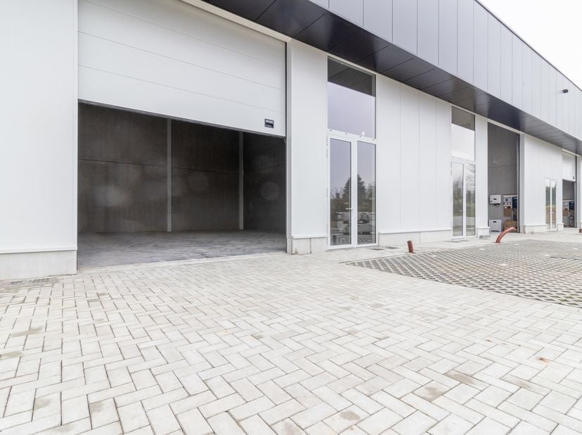 DERNIERE UNITE PME A VENDRE neuve de 185m² située à Braine-lAlleud - Entrepôt/Atelier/Bureaux ou Showroom - Porte sectionnelle (5m X 4m) -  Dalle de b