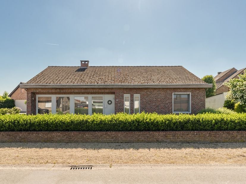Deze verzorgde gelijkvloerse woning vinden we terug op de Weidenstraat te Pelt. De Weidenstraat is een mooie landelijke ligging in het groen nabij nat