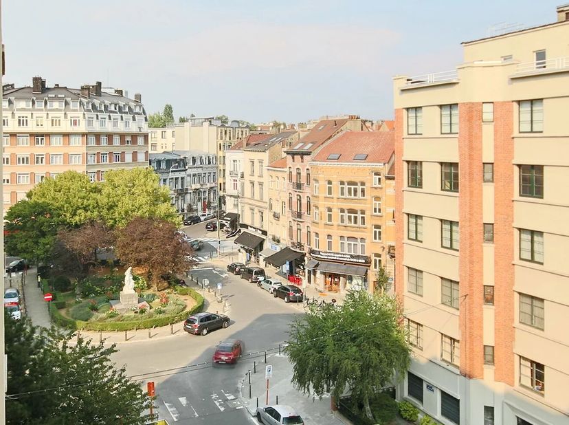 Bel appartement de 154m² brut située au 5ème étage d&#039;un immeuble de caractère avec ascenseur. Vaste living lumineux donnant accès au balcon. Une cuisi