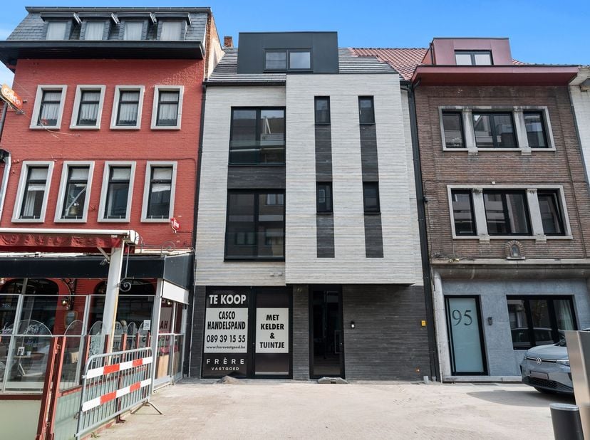 Welkom op de Demerstraat 97 in Hasselt. &lt;br /&gt;
&lt;br /&gt;
Ontdek deze unieke commerciële ruimte in het hart van Hasselt.&lt;br /&gt;
Deze moderne nieuwbouw is g