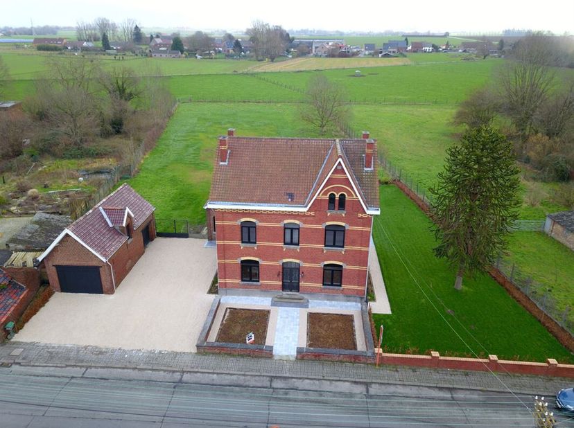 Prachtig landgoed gelegen in het hart van het dorp Blicquy op 42 are 50 centiares, op minder dan 5 minuten van Leuze-en-Hainaut en 10 minuten van Ath.