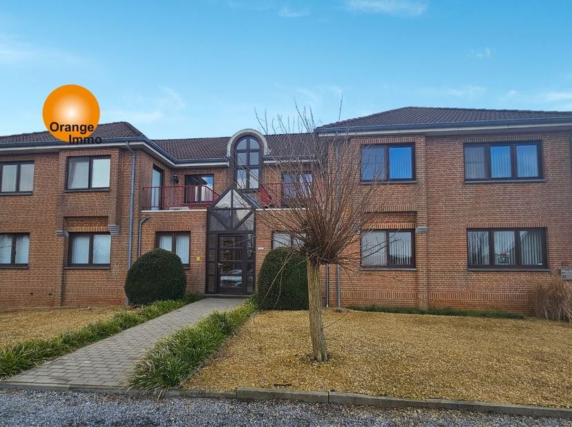 Dit rustig gelegen appartement biedt een comfortabele en aangename woonomgeving. De lichtrijke leefruimte met een open keuken, geeft rechtstreeks toeg