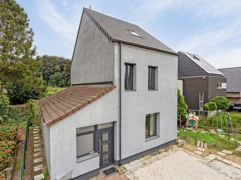 Deze open bebouwing werd energetisch gerenoveerd tot label B, gelegen op een perceel van 2a41ca en is als volgt samengesteld: op de gelijkvloers bevin