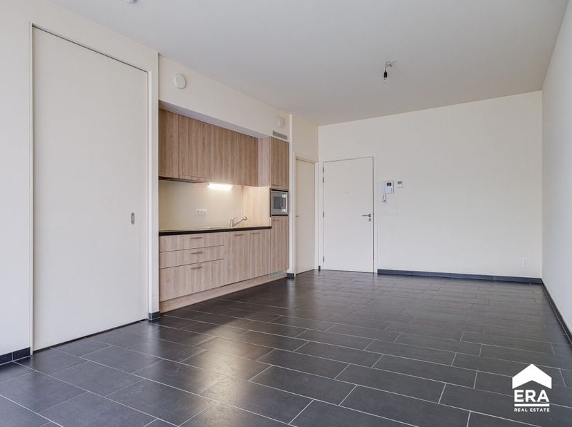 Deze sfeervolle assistentiewoning met 1 slaapkamer en terras kent een goed ligging in het centrum van Helchteren. Het maakt deel uit van residentie He