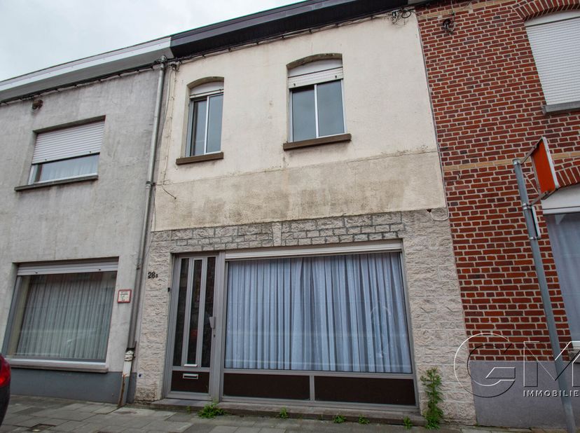 Habitation en bon état d&#039;entretien, située proche de la gare d&#039;Herseaux, 2 chambres (possibilité 3), châssis double vitrage en aluminium, chauffage él