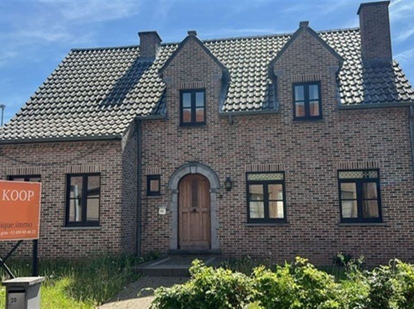 Cette maison de campagne à rafraîchir comprend trois chambres spacieuses et une salle de bains avec douche et baignoire. La cuisine est également enti