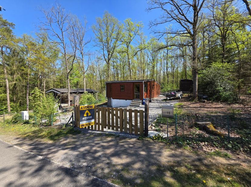 Chalet à vendre, idéalement situé à seulement 10 minutes du centre de Durbuy et 5 minutes de Barvaux et de toutes ses commodités. Ce bien bénéficier d
