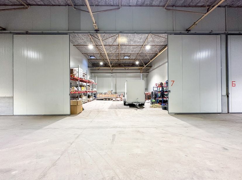 Instapklaar magazijn geschikt als opslagplaats of werkruimte gelegen in de industriezone &#039;Lakeland&#039; te Aalter. De locatie, gunstig gelegen nabij de Kn